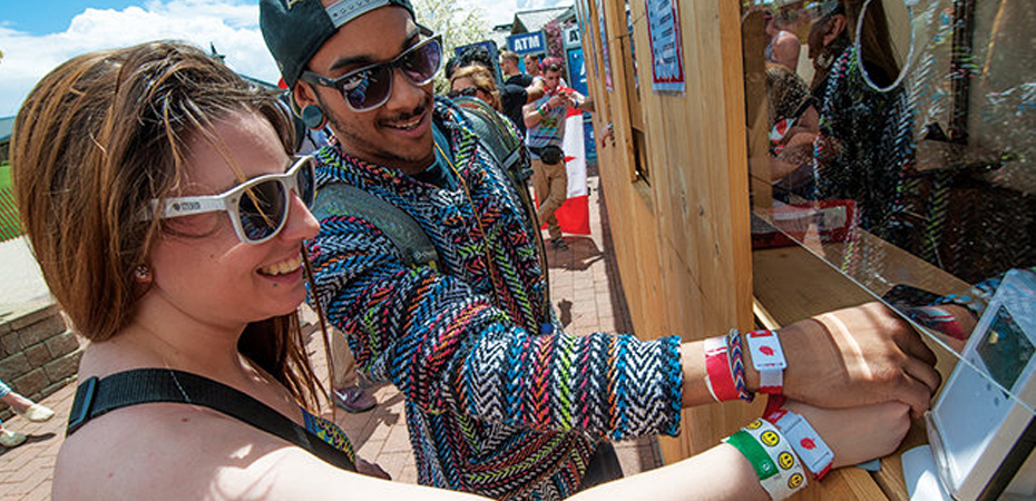 Le bracelet evenementiel cashless pour les festivals de l’été / Vodeo