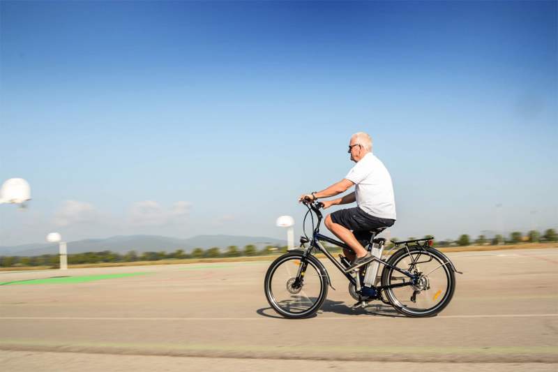 Le vélo à assistance électrique, c'est très pratique / Super One